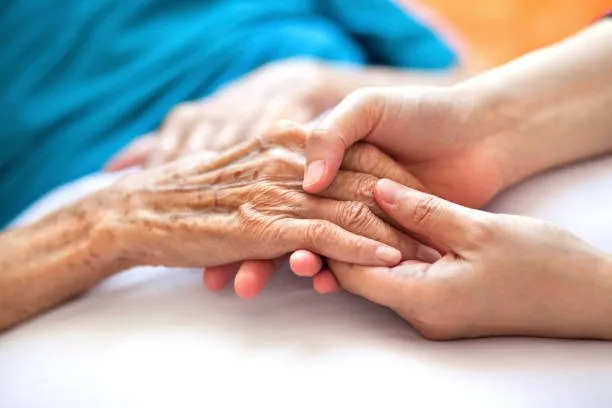 كيف تختار مقدم خدمة الرعاية المنزلية المناسب 4 المعايير الأساسية لاختيار مقدم خدمة الرعاية المنزلية لكبار السن